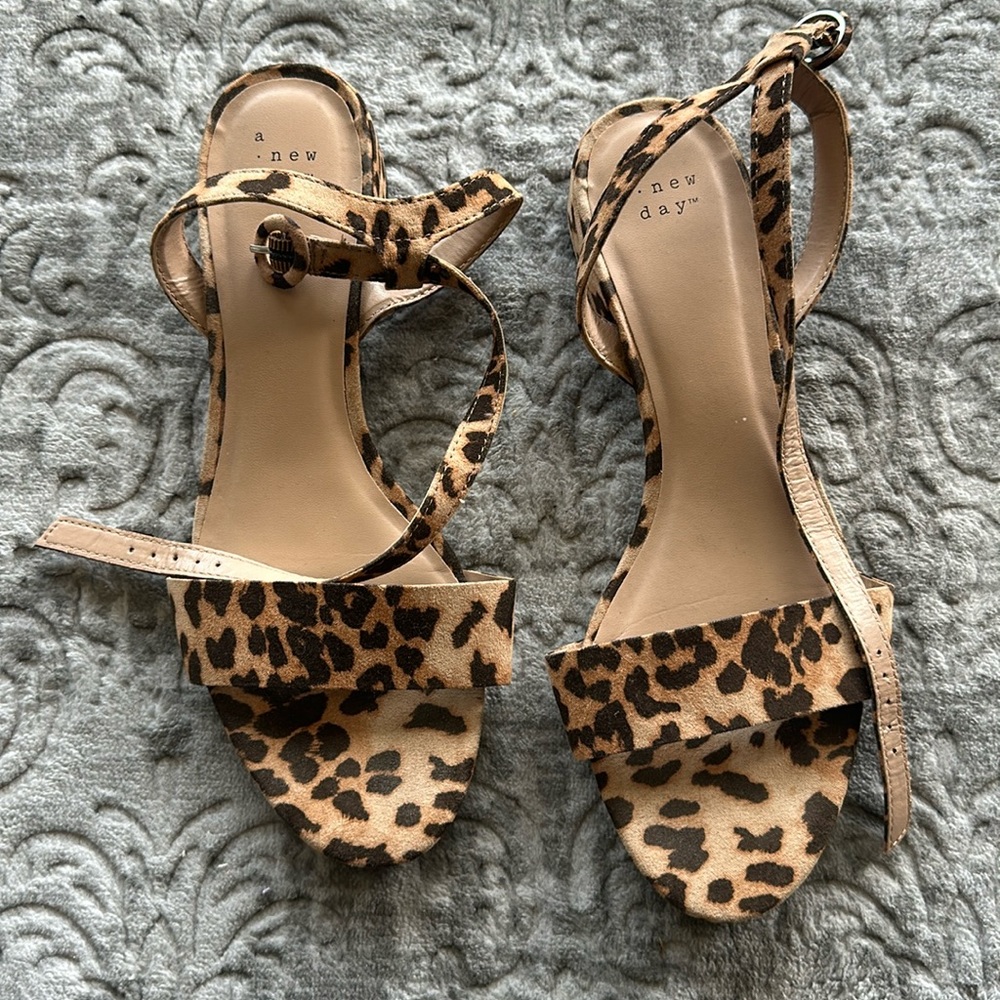 Cheetah print sandals 👡